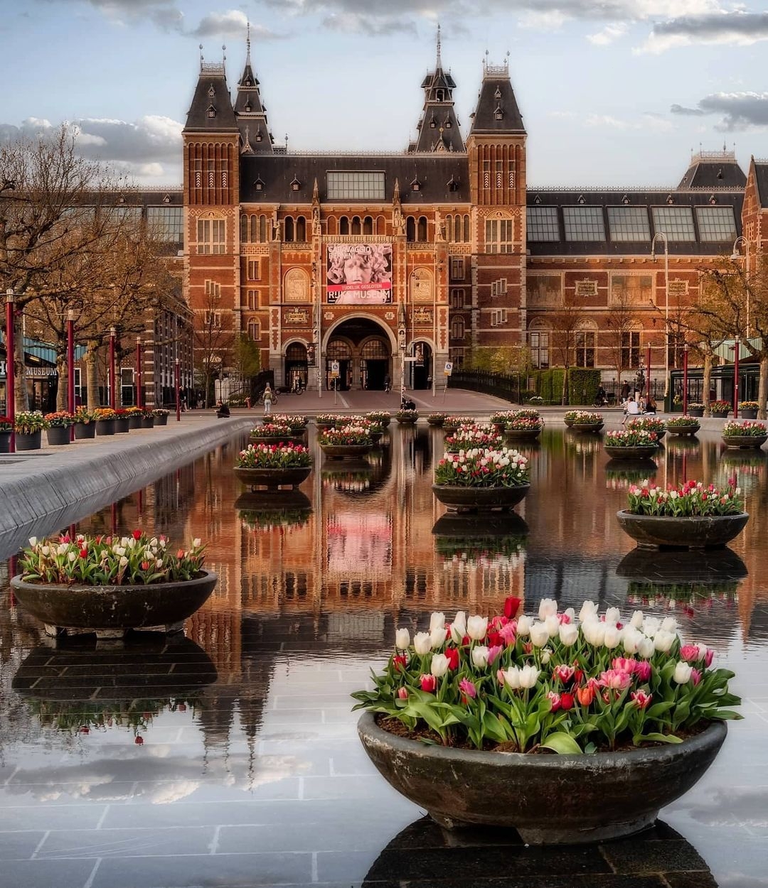 Soon the 🌷 will be back on the water at the Rijksmuseum ✖️✖️✖️🇳🇱 📸Nice phot