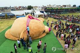 기네스북 오른 '세상에서 가장 큰 곰 인형' | 연합뉴스