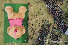 기네스북 오른 '세상에서 가장 큰 곰 인형' | 연합뉴스