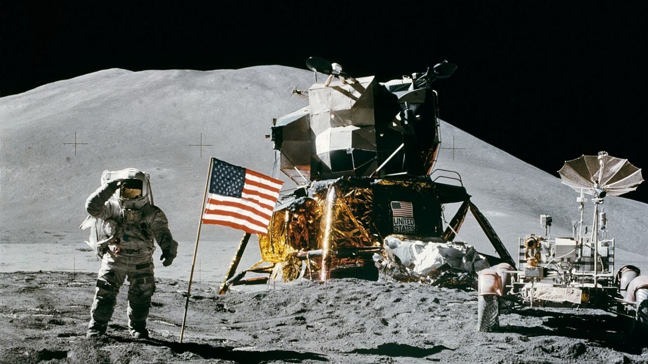 moon-astronaut-nasa-american-flag-1920x1080.jpg 아폴로 14호 우주비행사 "외계인은 진짜" 주장